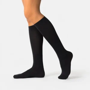 Mi-bas de compression sport noir porté, vue de profil