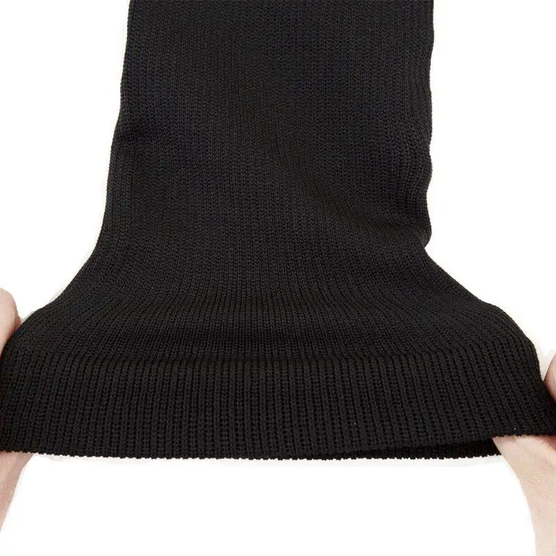 Gros plan sur la maille côtelée extensible du mi-bas de compression