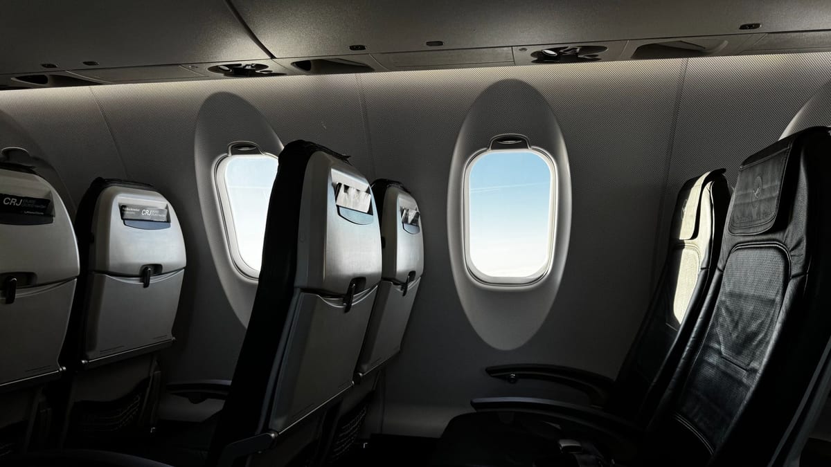 Cabine d'avion baignée de lumière naturelle, ambiance calme pour un vol confortable