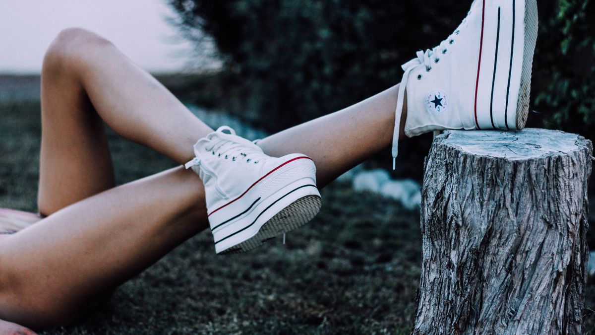 Chaussettes de contention en été : jambes détendues à la lumière naturelle