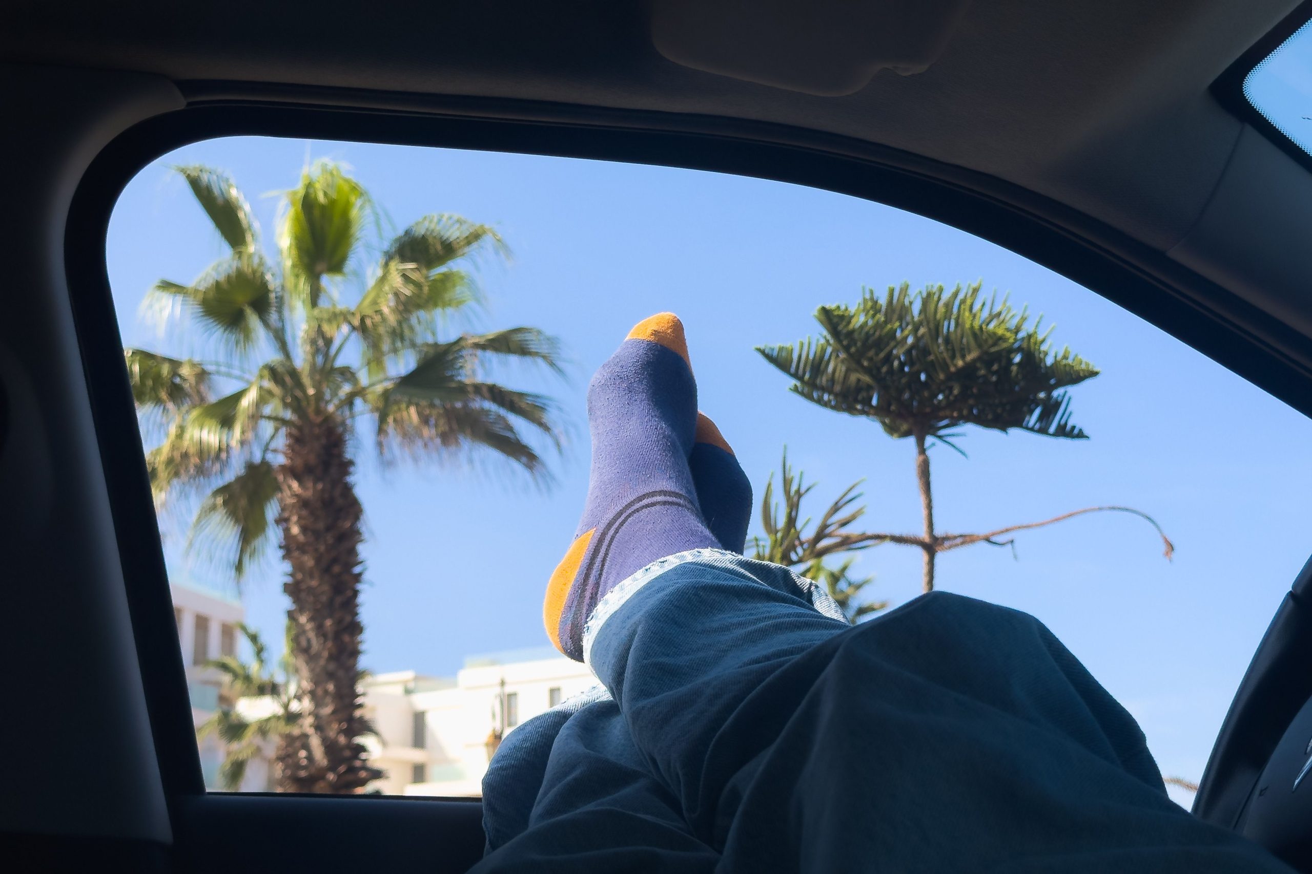 Chaussettes de contention en voiture : utiles pour les longs trajets ?