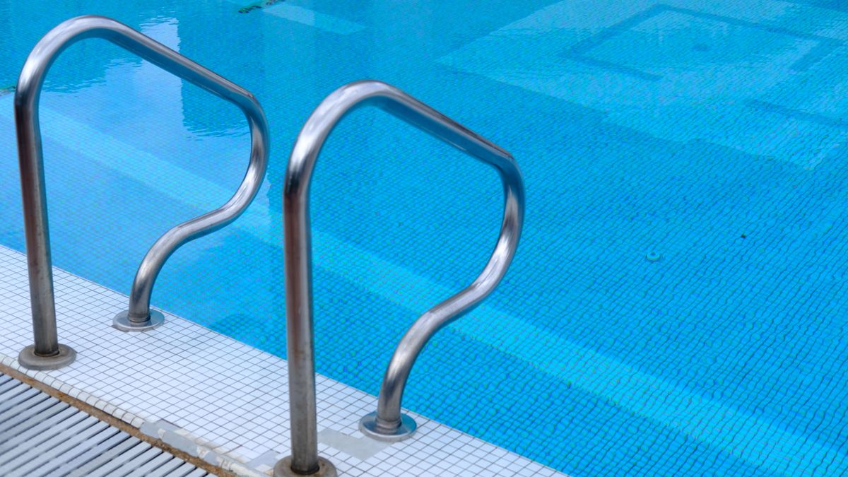 Échelle et carrelage mouillé au bord d'un bassin, contexte d'usage des chaussettes aquagym antidérapantes