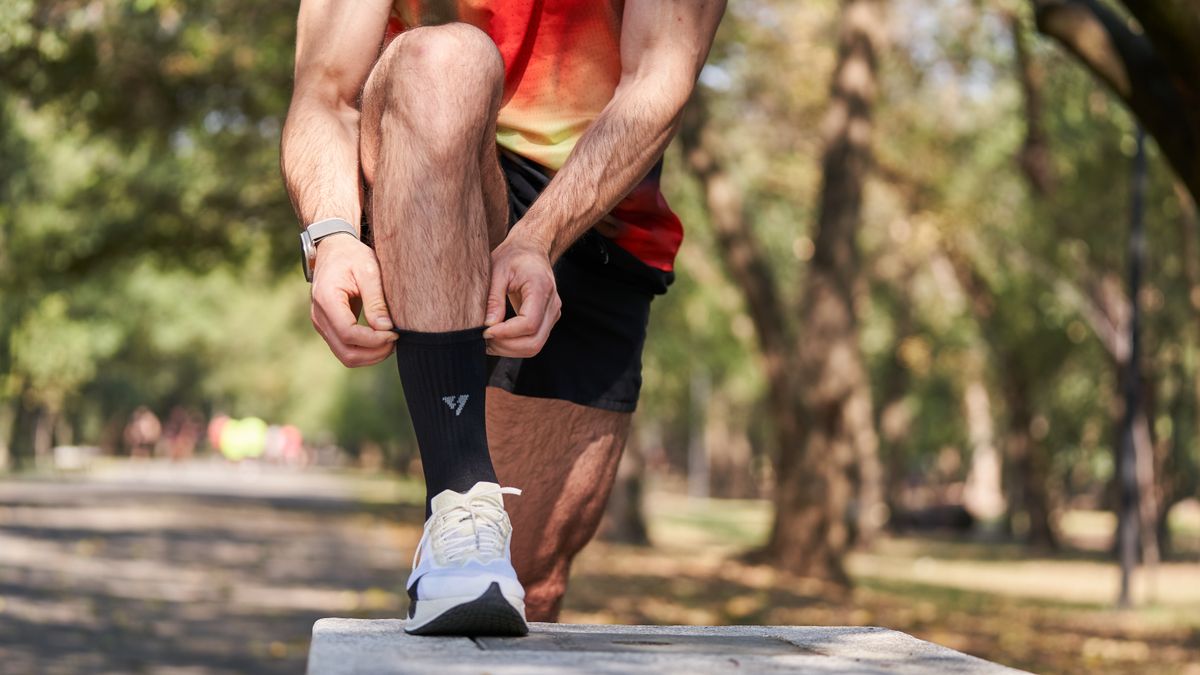 Chaussettes de compression running ajustées avant une séance de sport