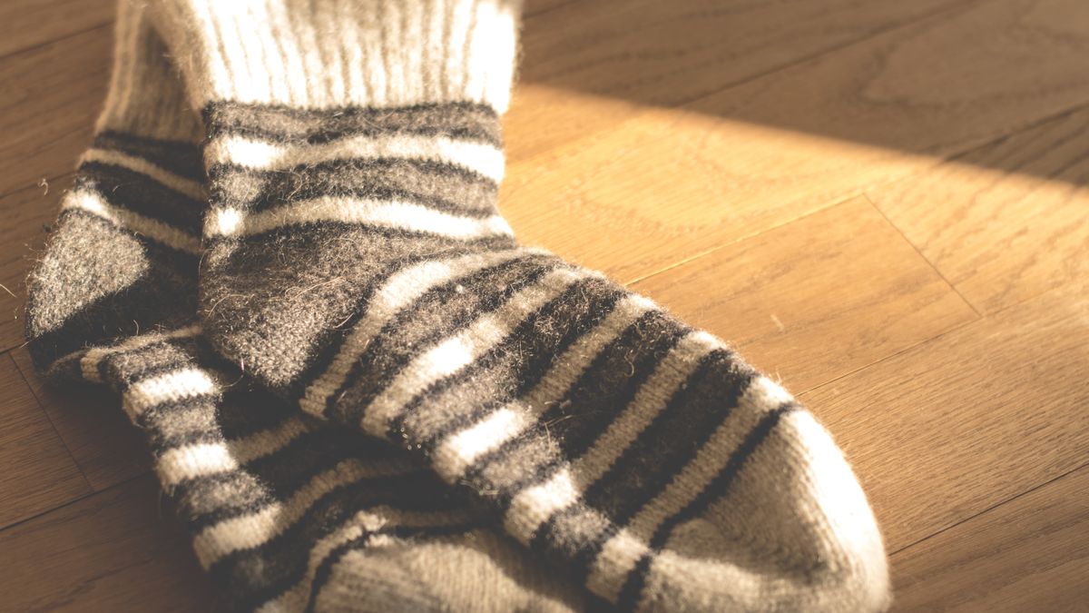 Chaussettes antidérapantes pour seniors : la sécurité à la maison