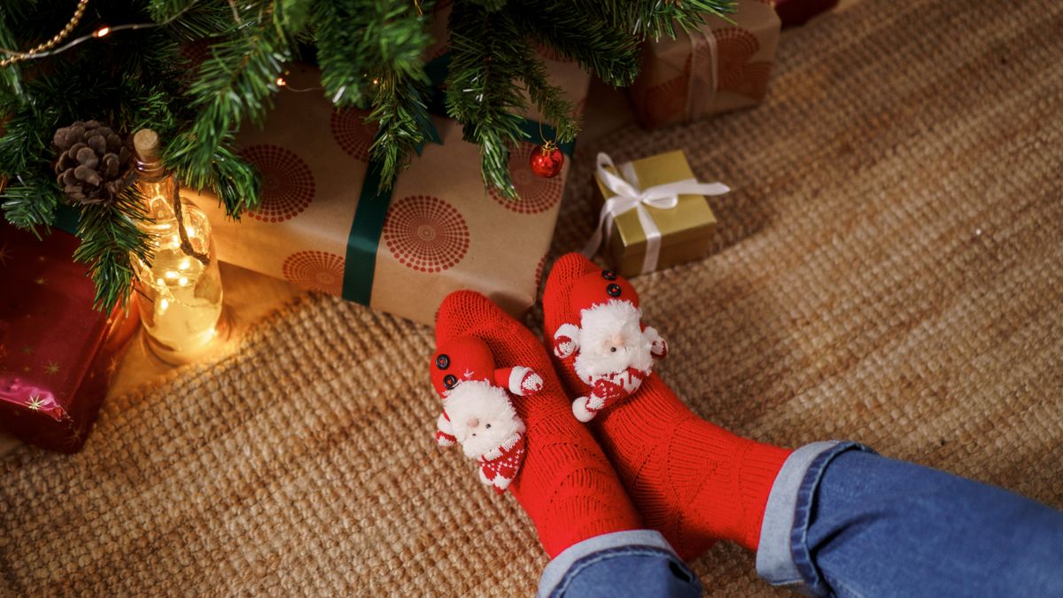 Chaussettes en cadeau de Noël, paires en laine posées près d'un sapin