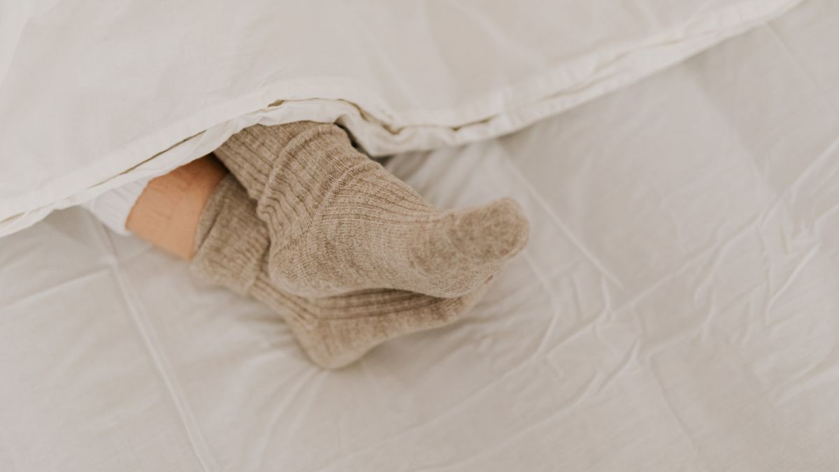 Toujours les pieds froids ? Causes fréquentes et solutions concrètes