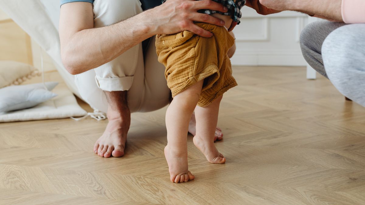 Premiers pas de bébé : chaussettes, chaussons ou pieds nus ?