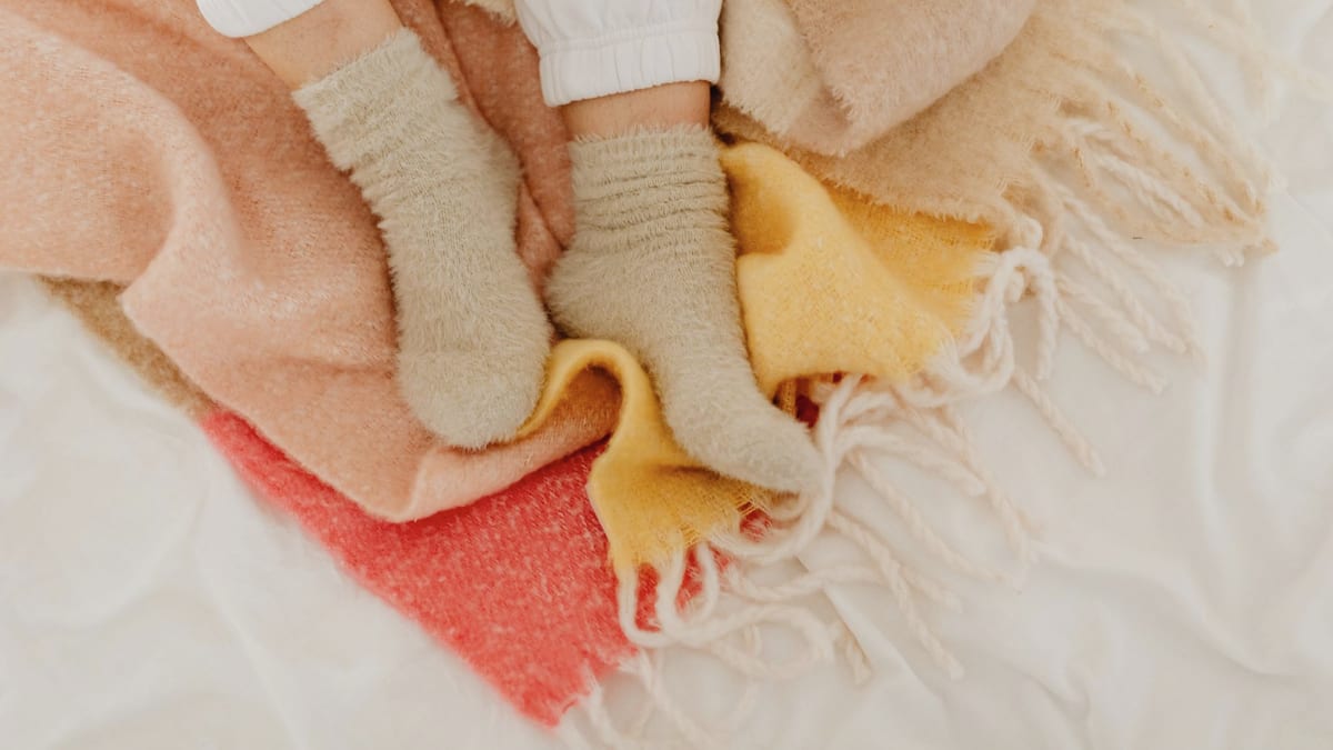 Chaussettes cocooning et plaid pour une soiree de detente a la maison